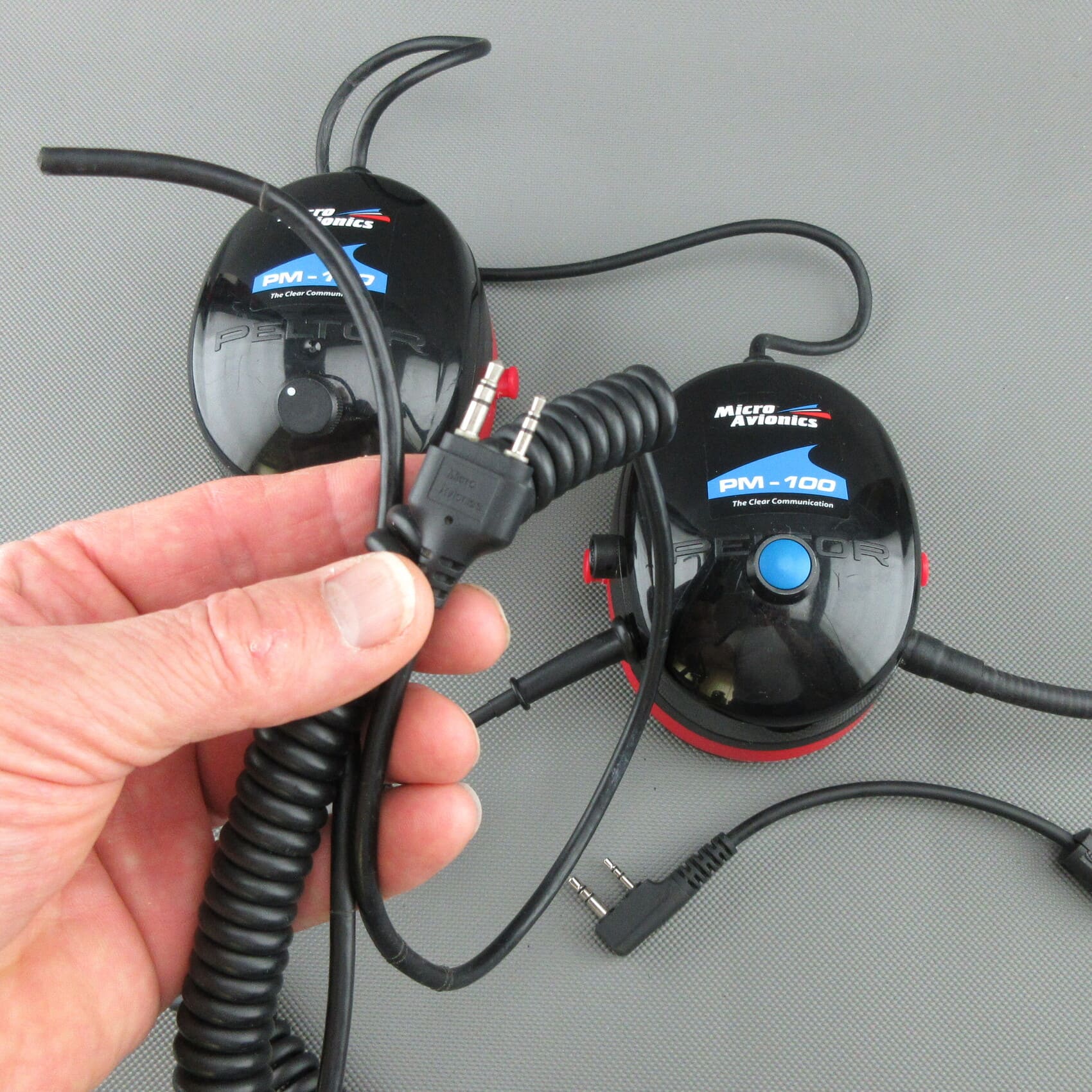 L'immagine mostra una cuffia MicroAvionics® PM-100 dopo la revisione e il retrofit da parte di StarCom1.