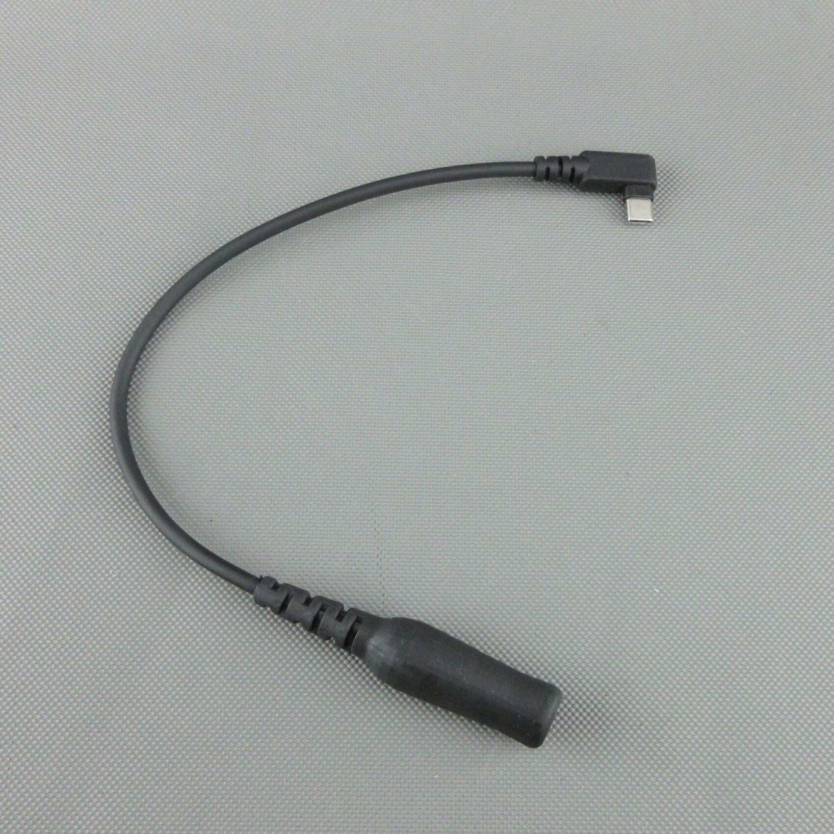 Cavo adattatore con connettore USB-C angolato da un lato e presa jack TP-120 (compatibile Nexus® / Amphenol®) dall'altro, per il collegamento di cuffie audio tattiche.