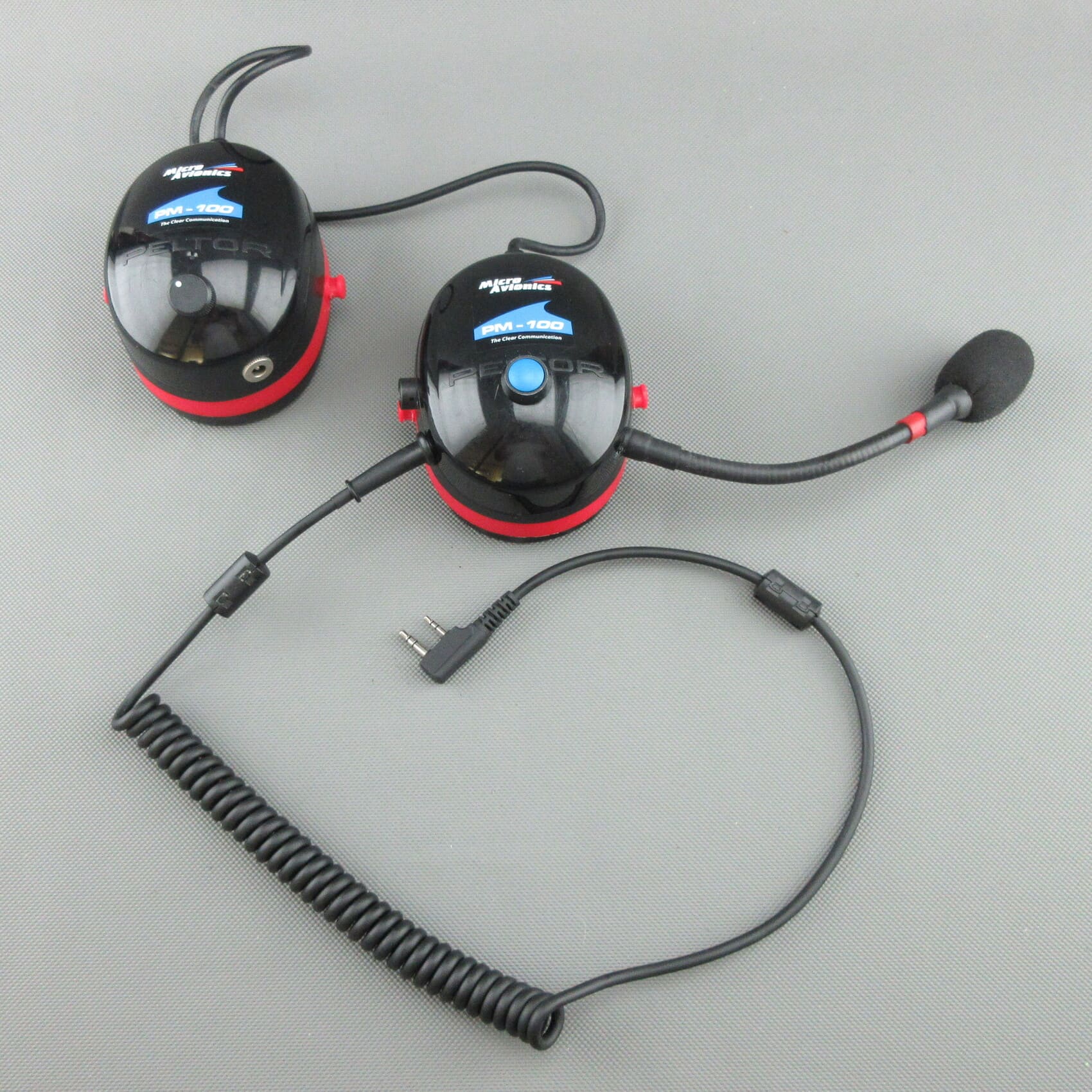 Nell'immagine viene mostrata una cuffia MicroAvionics® PM-100 fornita dal cliente, modificata con un nuovo cavo di collegamento StarCom1.